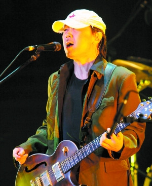 崔健经常戴着那顶标志性的红五星白帽子