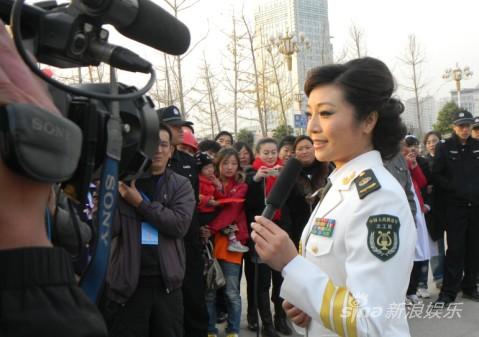 李丹阳深情演绎经典 着白色军装英姿飒爽(图)