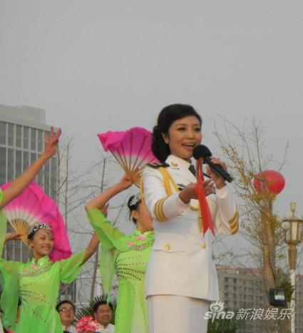 李丹阳深情演绎经典 着白色军装英姿飒爽(图)