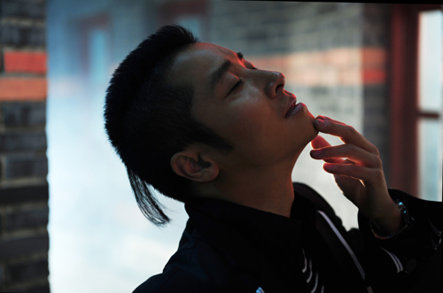 黄鹤翔新歌《不愿你离去》情歌疗伤的新体验