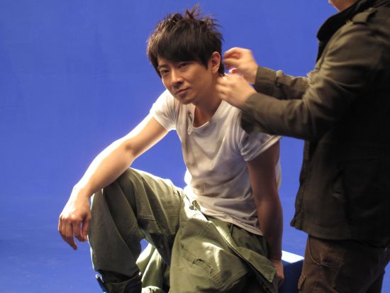 孙耀威拍新歌mv黑炭造型宣传友爱和平讯息