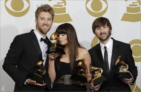 “战前女神”一举夺得了年度最佳单曲、年度最佳制作、最佳乡村专辑、最佳乡村组合、最佳乡村歌曲5项大奖。