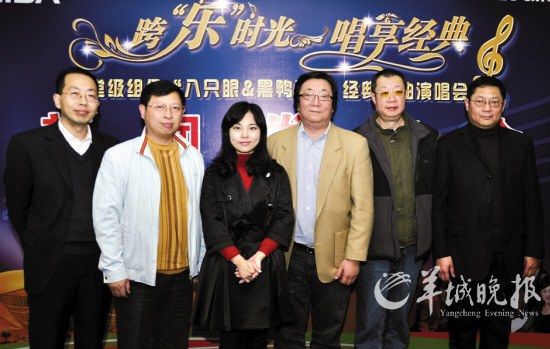 松鹿、国际和工作人员合影