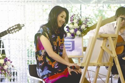 杨千嬅为新专辑办答谢会