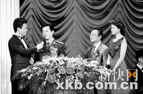 颁奖现场，主持人采访获奖者印青和蒋大为