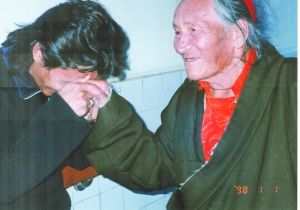 容中尔甲与民间老艺人桑珠