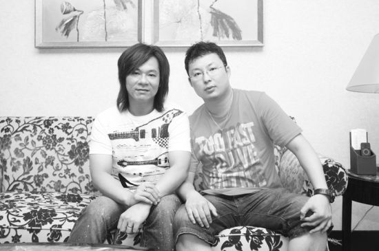 杨培安(左)与本报记者合影