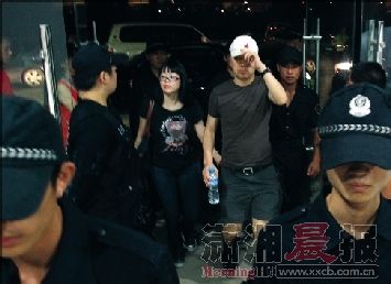 崔健戴着他的标志现身，红色的五角星在一片黑压压的人群里格外耀眼