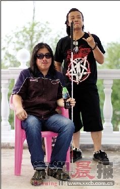 你有你的姿态，我有我的style。粉丝终于找到周云蓬，如愿合影一张。