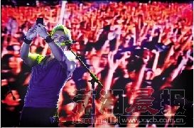 “一万三千人么？我要拍下来，放到微博上。