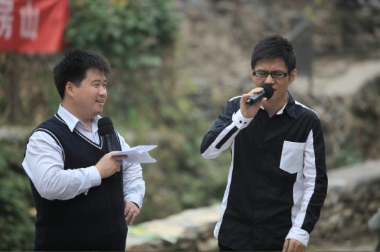 石头与主持人现场互动