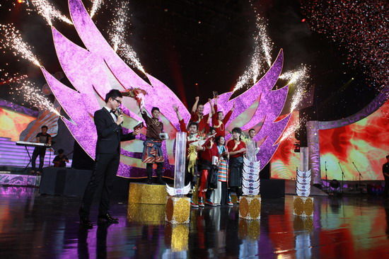 15:35:04 新浪娱乐 中国藏歌会三强诞生 超强评委阵容:左起:容中尔甲