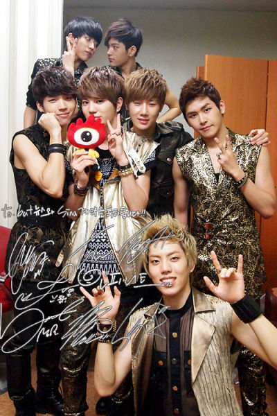 u-kiss等偶像组合献亲笔签名 略析组合风格(图)