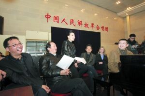 赵季平(左一)排练现场指导谭晶