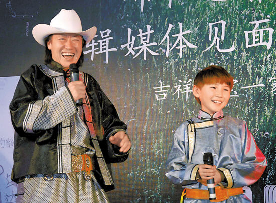 布仁巴雅尔（左）和乌达木