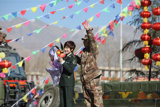 许飞穿军装冒严寒进藏慰问演出