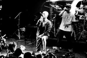 中国第一支说唱摇滚乐队CMCB在颁奖现场演出。裴根/图