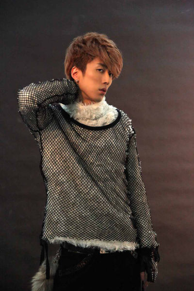 李在元变身时尚名模 首唱会8号全国首播