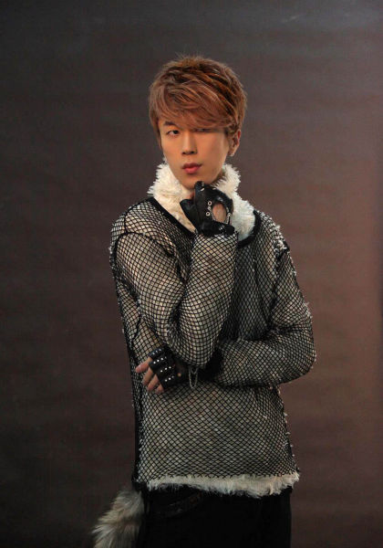 李在元变身时尚名模 首唱会8号全国首播