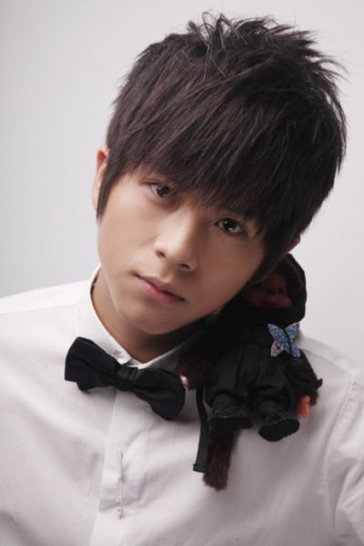 武艺新歌《天天情人节》首播 牵手付梦妮演绎