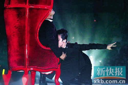 陈奕迅何韵诗表演尺度令人哗然