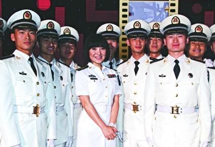 陈红与海军战士一起合影