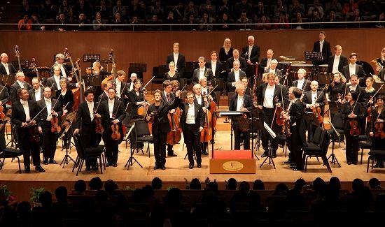 图为巴伐利亚广播交响乐团指挥哈丁携手小提琴家特兹拉夫，为沪上观众带来勃拉姆斯的《D大调协奏曲》