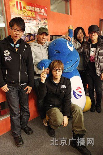 五月天做和大“播播”合影照