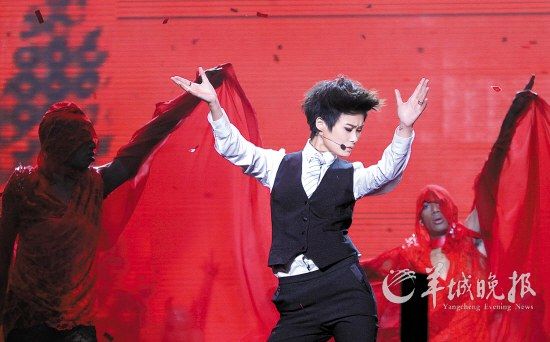 以中性打扮翻唱《红》