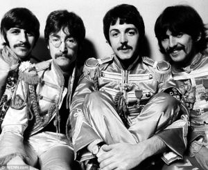 从左到右：乔治-哈里森、约翰-列侬、保罗-麦卡尼、林戈-斯塔尔