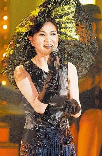 凤飞飞特展吸引9万人 300名歌迷痴守不肯走