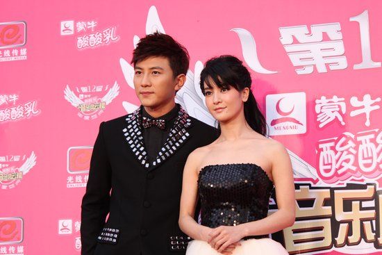 第12届音乐风云榜年度盛典于昨晚在深圳隆重举行,主持人大左(微博)