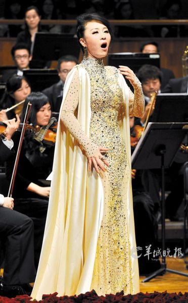 演唱《月亮颂》