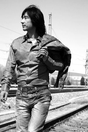 丁武认为，当下中国唱片市场，知识产权保护尚不完善，造成音乐质量下滑、精品少，很多音乐人为了生存远离了当初的理想。