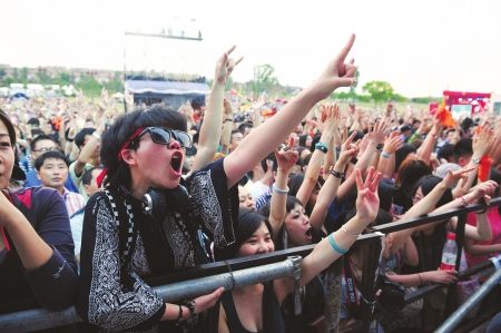 现场歌迷热情如火