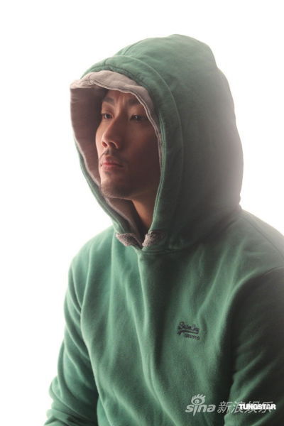 刘浩龙胡须look拍暴力mv 血流满面(图)