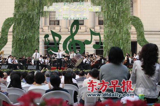 “上海·春之声”城市广场音乐会昨日在延中绿地音乐厅音乐广场举行，这场音乐会是上海推广普及户外高雅艺术的一次积极尝试。早报记者 高剑平 图