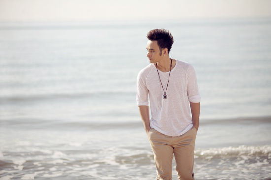 alex高杰海边拍mv 忧郁气质迷人(图)