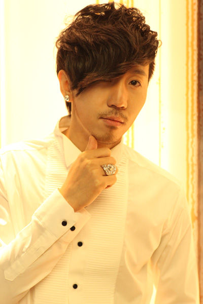 新浪娱乐 歌手mrl刘佳首张创作专辑一问世即在华语乐坛掀起了一够不