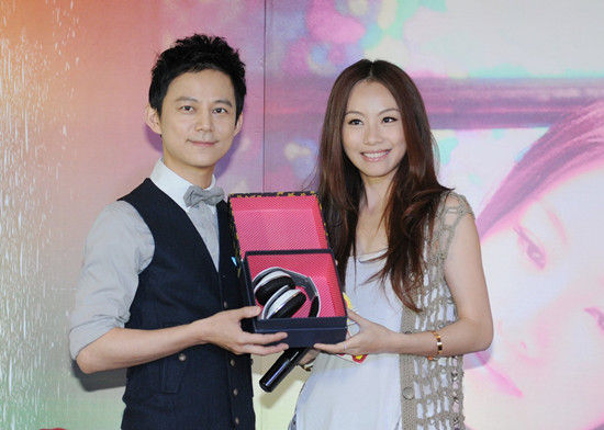 何炅邓丽欣《过的比我好》首唱