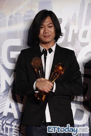 旺福乐团主唱生日 五月天玛莎送打油诗