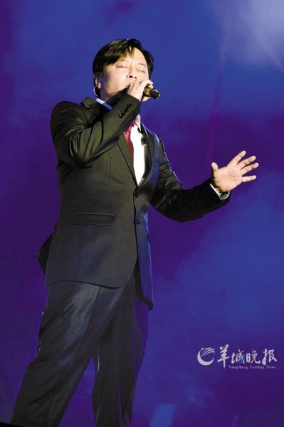 王杰卖力唱足两个半小时，令歌迷心满意足