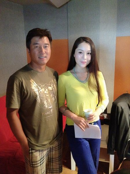 娱乐讯 近日,忙于个人全新专辑筹备的著名歌手王菲菲现身北京某录音棚