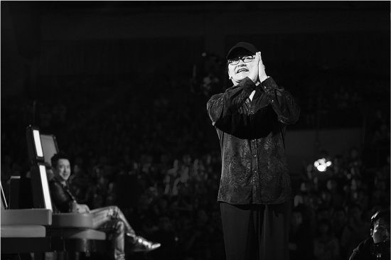 刘欢向媒体评审致谢