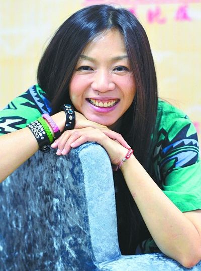 万芳与歌迷开心聊天“炮轰”造型师