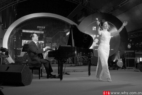 陈钢亲自为王维倩伴奏