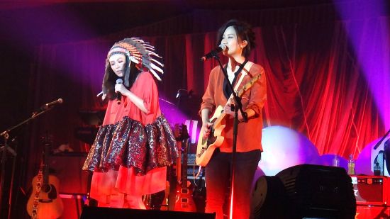 魏如萱香港办演唱会 与卢凯彤玩亲亲(图)