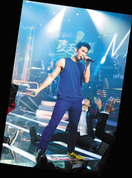 麦王争霸10进9 王梓轩为救爱徒跳"脱衣舞"