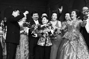 11月26日，“周小燕从教65周年音乐会”在上海音乐厅举行，周小燕(中)接受学生们的祝福。