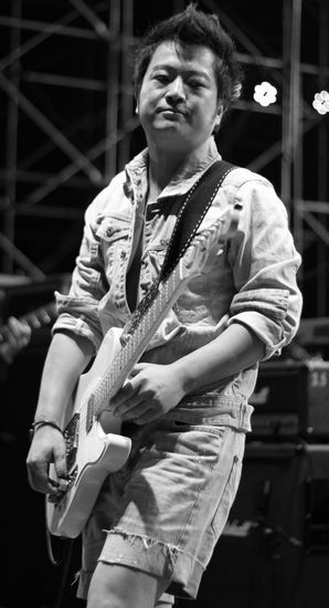 何勇在去年朝阳公园的音乐节上一人分饰三角，翻唱了窦唯、张楚的经典作品。